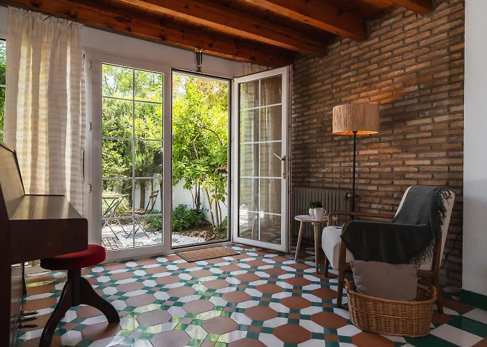 Carmenes De La Muralla - Free Parking